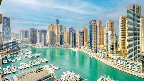 A marina with numerous boats docked, surrounded by high-rise buildings. - Alluring 2BR at Al Majara 1 Dubai Marina by Deluxe Holiday Homes (Dubai)