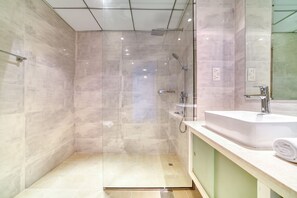 Douche, séchoir à cheveux, savon, shampooing