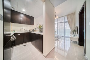 Kühlschrank, Herdplatte, Wasserkocher mit Kaffee-/Teezubehör