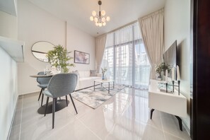 TV - Soothing 1BR at Merano Business Bay by Deluxe Holiday Homes (Dubai)