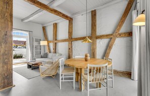 Dining - Stunning apartment in Humble with WiFi (Humble)