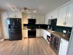 Fridge, microwave, oven, stovetop - Lakefront Retreat Hot Tub +Private Dock - Sleeps 12 - Eagle Mountain Lake (Fort Worth)