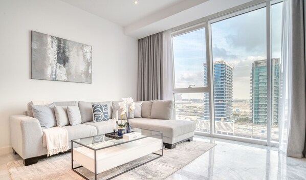 TV - 806, The Pad (Dubai)