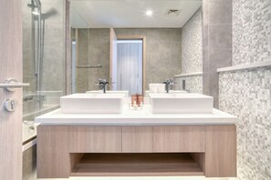 Bathtub, hair dryer, towels - Cosmopolitan 2BR at Stella Maris Dubai Marina by Deluxe Holiday Homes (Dubai)