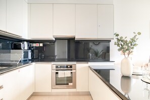 Réfrigérateur, four à micro-ondes, un four, surface de cuisson