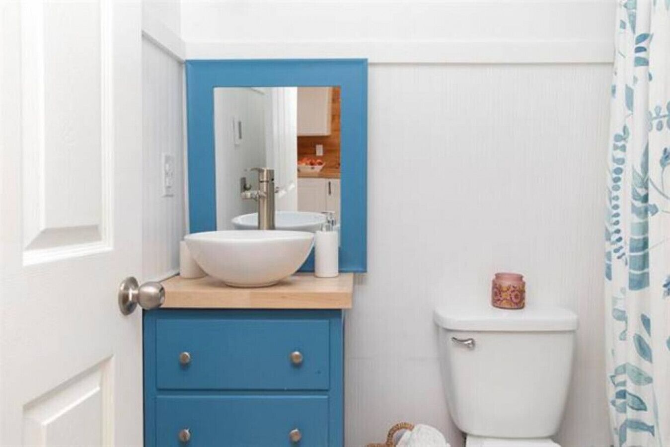 October Sky - Cabin on the Lake! Near Big White 35 mins to Kelowna