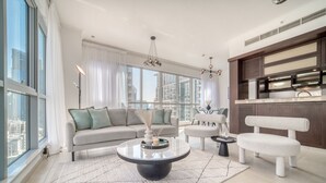 Ein modernes Wohnzimmer mit einer Couch, einem Couchtisch und einer Bank.