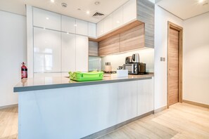 Kjøleskap, mikrobølgeovn, ovn og brødrister