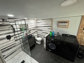 Regadera, toallas, jabón, shampoo 