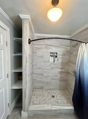 Een douche, handdoeken, zeep, shampoo