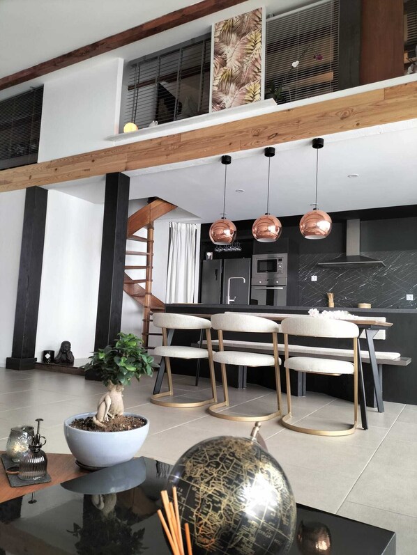 Dining - Spacious, comfortable loft 10 min from Avignon and St Remy de Provence. (Chateaurenard)