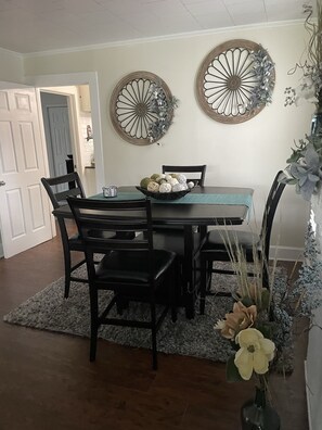 Dining - Salisbury Bungalow (Salisbury)
