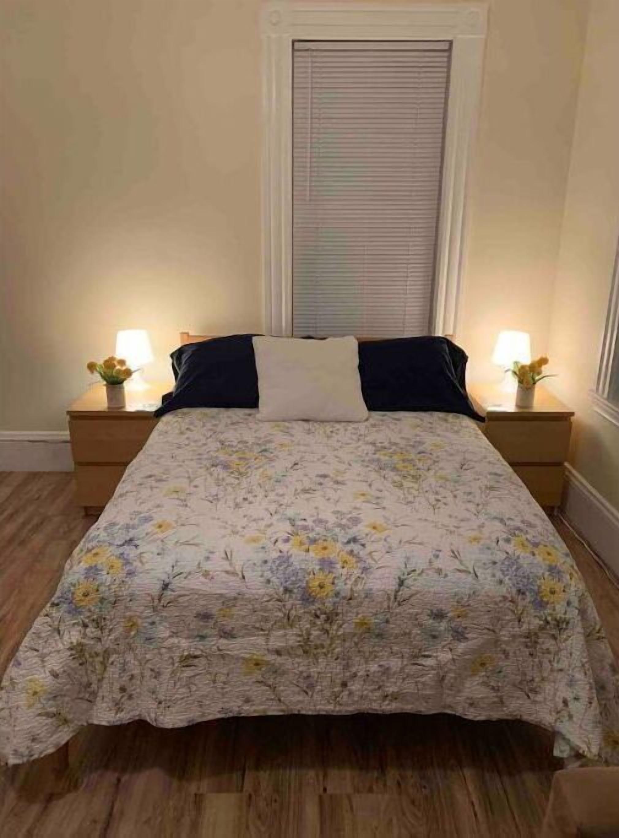 West Roxbury 2 bed sleeps 6 and is a 5 minute walk to public transportation