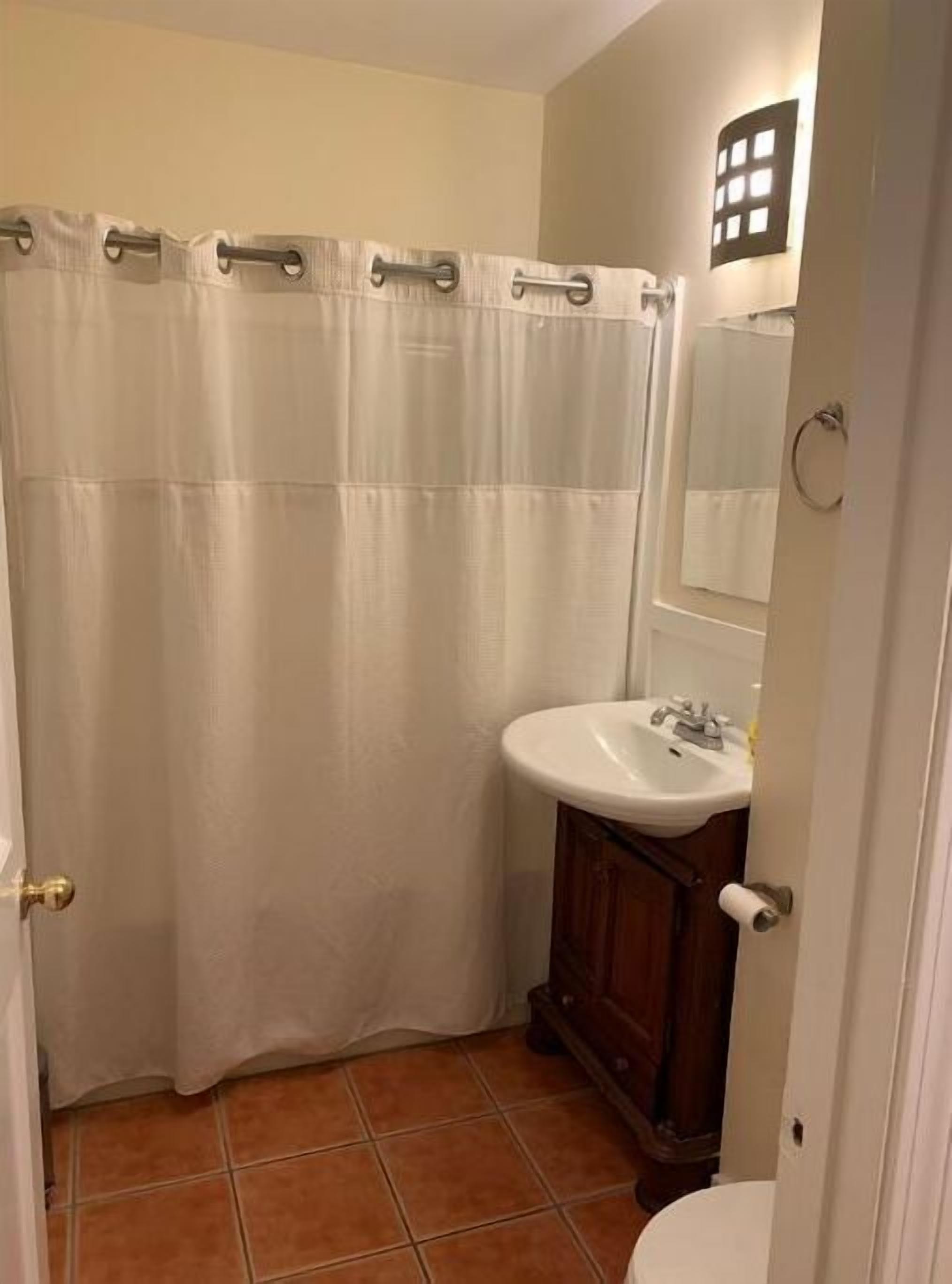 West Roxbury 2 bed sleeps 6 and is a 5 minute walk to public transportation