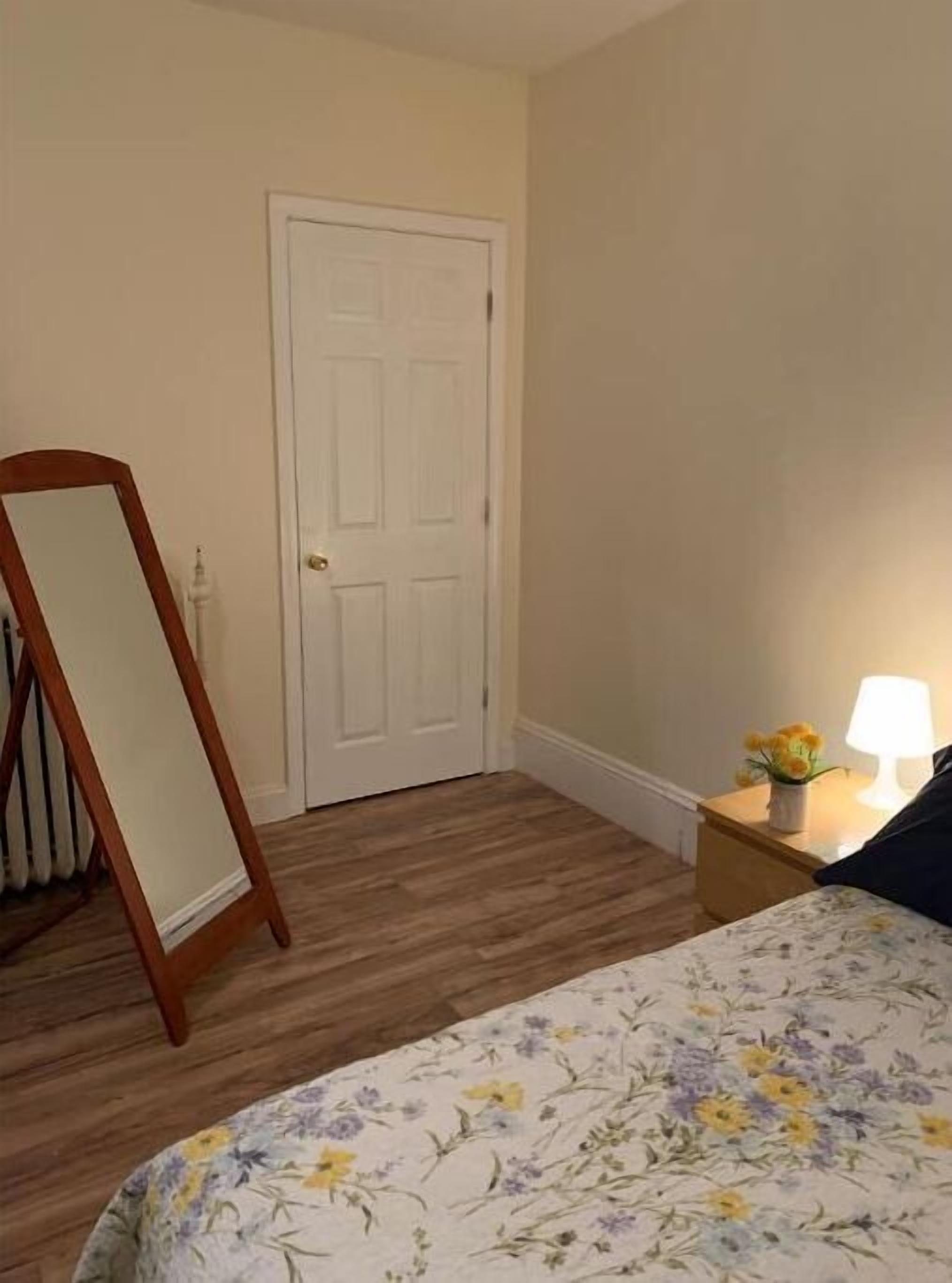 West Roxbury 2 bed sleeps 6 and is a 5 minute walk to public transportation