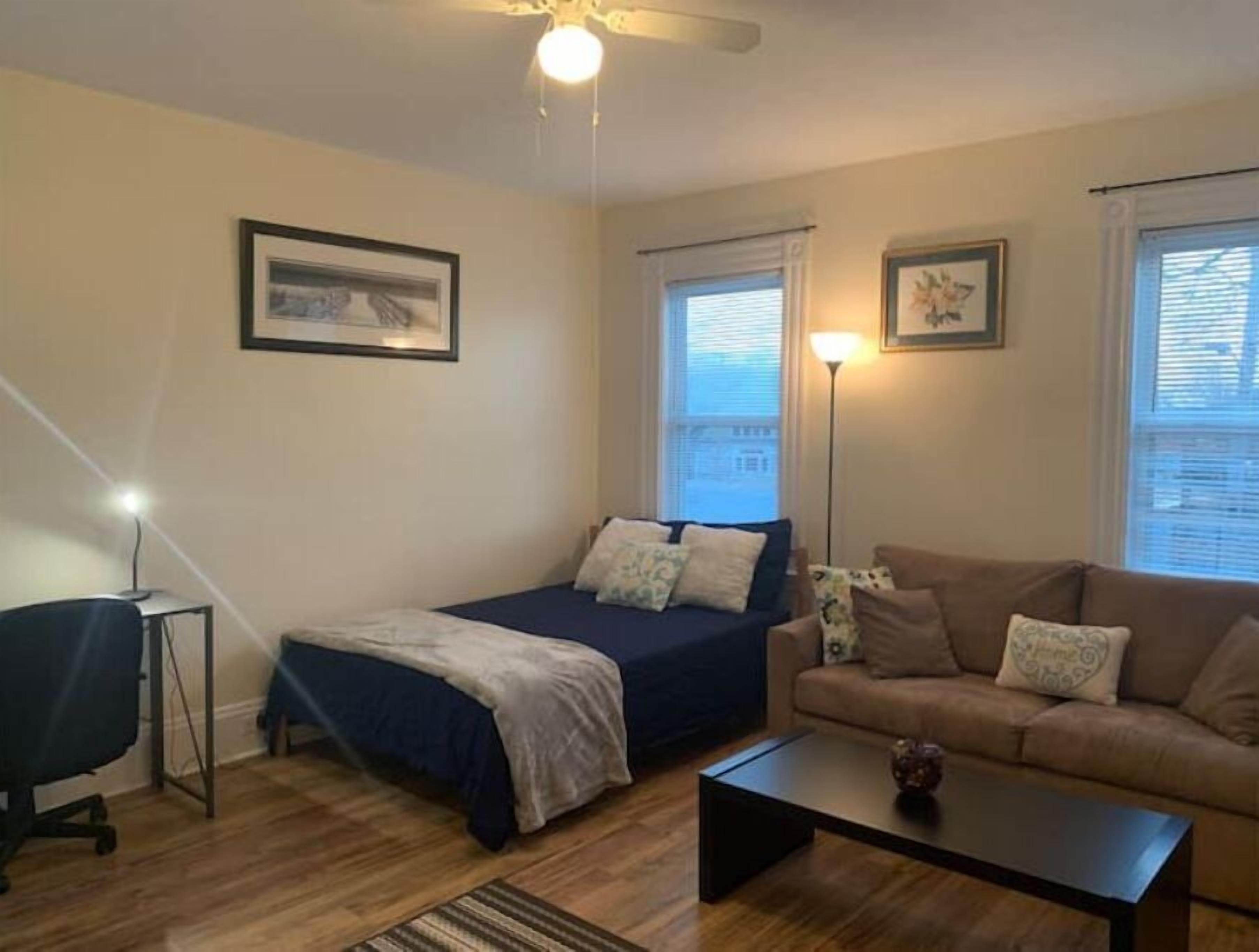 West Roxbury 2 bed sleeps 6 and is a 5 minute walk to public transportation