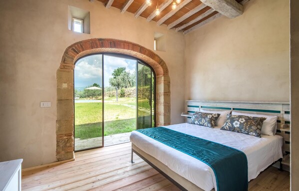 5 bedrooms, travel crib, free WiFi, bed sheets - 5 bedroom gorgeous home in Arezzo (Arezzo)