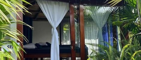 Couples treatment rooms, body treatments, facials