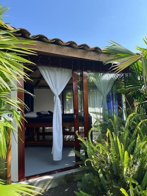 A room with a bed, a canopy, and a view of the outdoors. - Villa Salento Boutique Apartments (Salento)