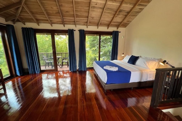 Leilighet – premium, 1 queensize-seng | Sengetøy av topp kvalitet, safe på rommet og individuelt dekorert