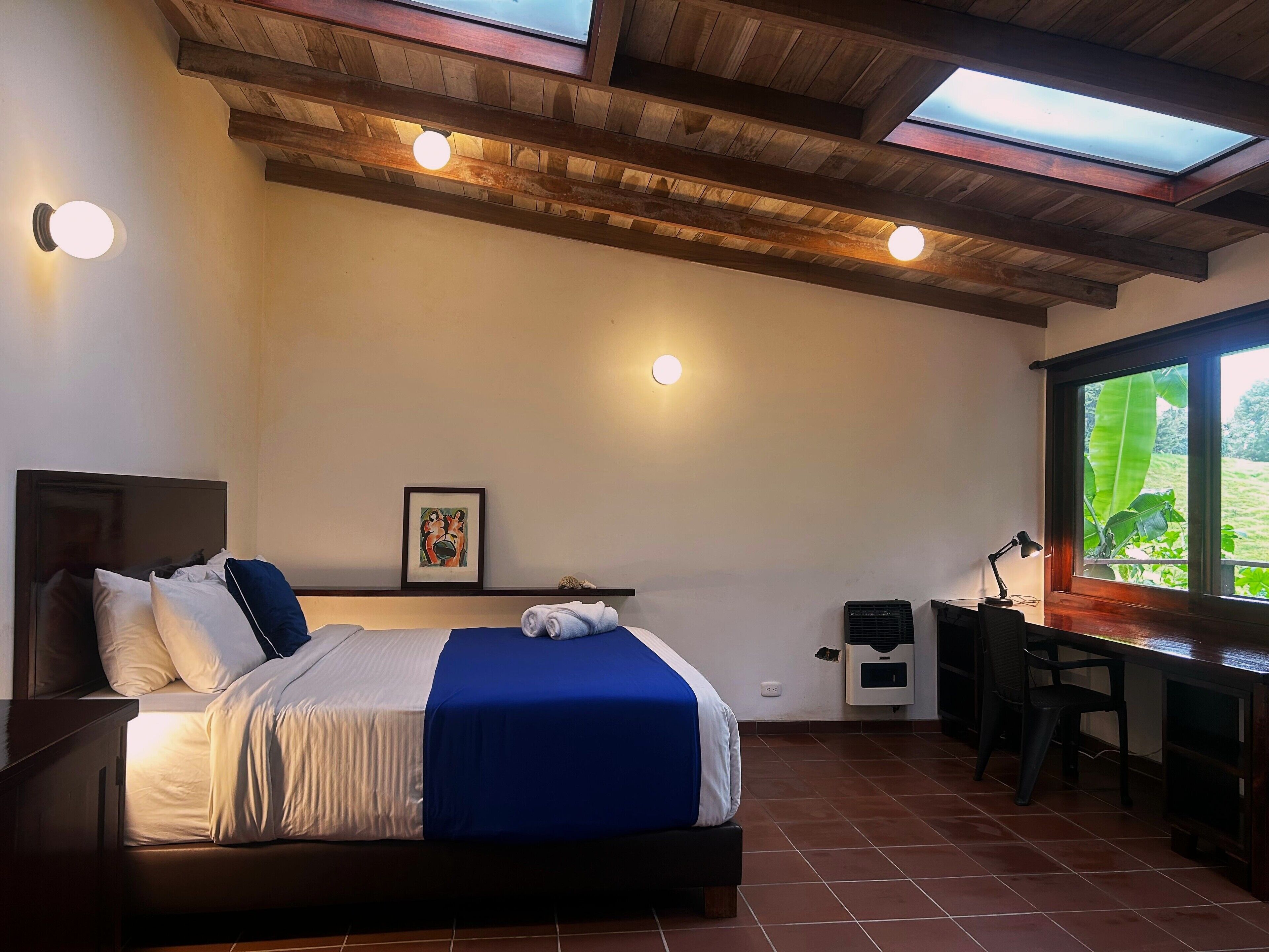 Huoneisto | Ylelliset vuodevaatteet, tallelokero huoneessa