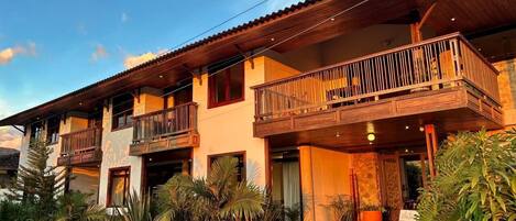 Vista frontal de la propiedad