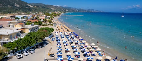 Ubicación a pie de playa y arena blanca