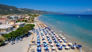 On the beach, white sand, sun-loungers, beach umbrellas - Asteria (Zakynthos)