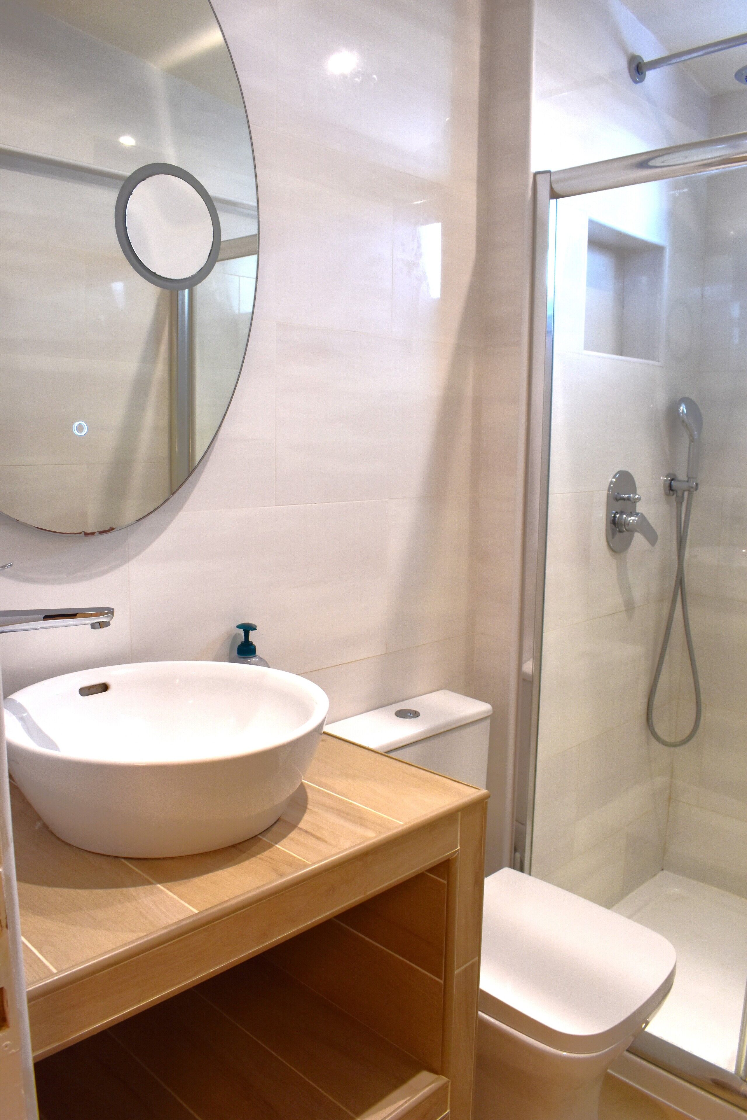 Superior Twin Room, Sea View | Bathroom | Shower, free toiletries, hair dryer, towels