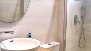 Superior Twin Room, Sea View | Bathroom | Shower, free toiletries, hair dryer, towels