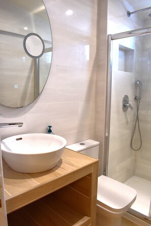 Superior-Zweibettzimmer, Meerblick | Badezimmer | Dusche, kostenlose Toilettenartikel, Haartrockner, Handtücher
