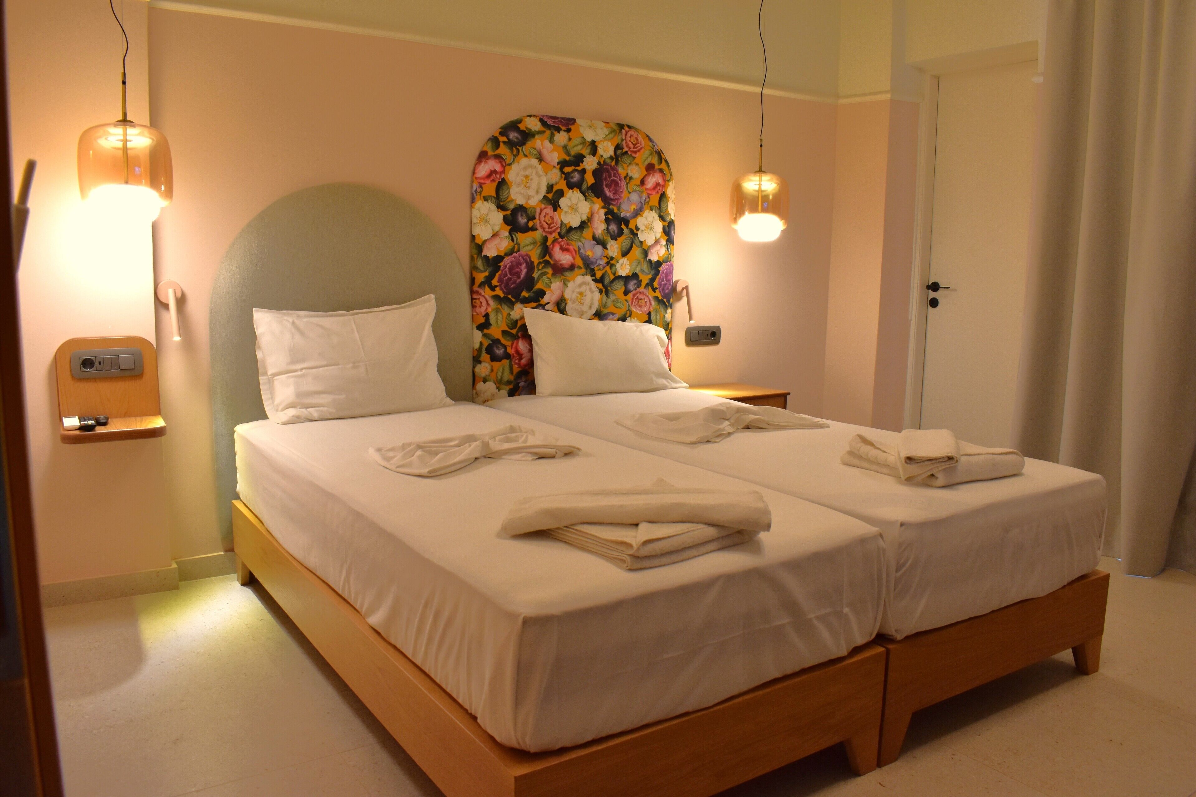 خزنة داخل الغرفة ومكواة/لوح كي وواي فاي مجانًا وملاءات أسرّة