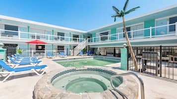 Een seizoensgebonden buitenzwembad