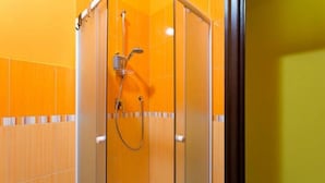 Ducha, secador de pelo, bidé y toallas