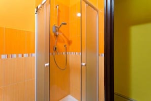 Douche, sèche-cheveux, bidet, serviettes fournies