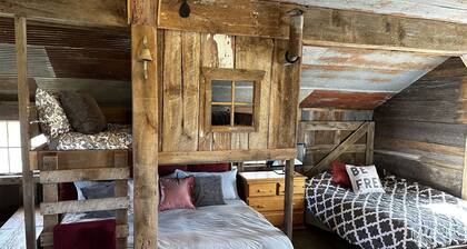 Peaceful bunkhouse getaway on quiet farm in KCMO