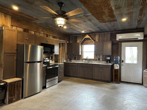 Peaceful bunkhouse getaway on quiet farm in KCMO