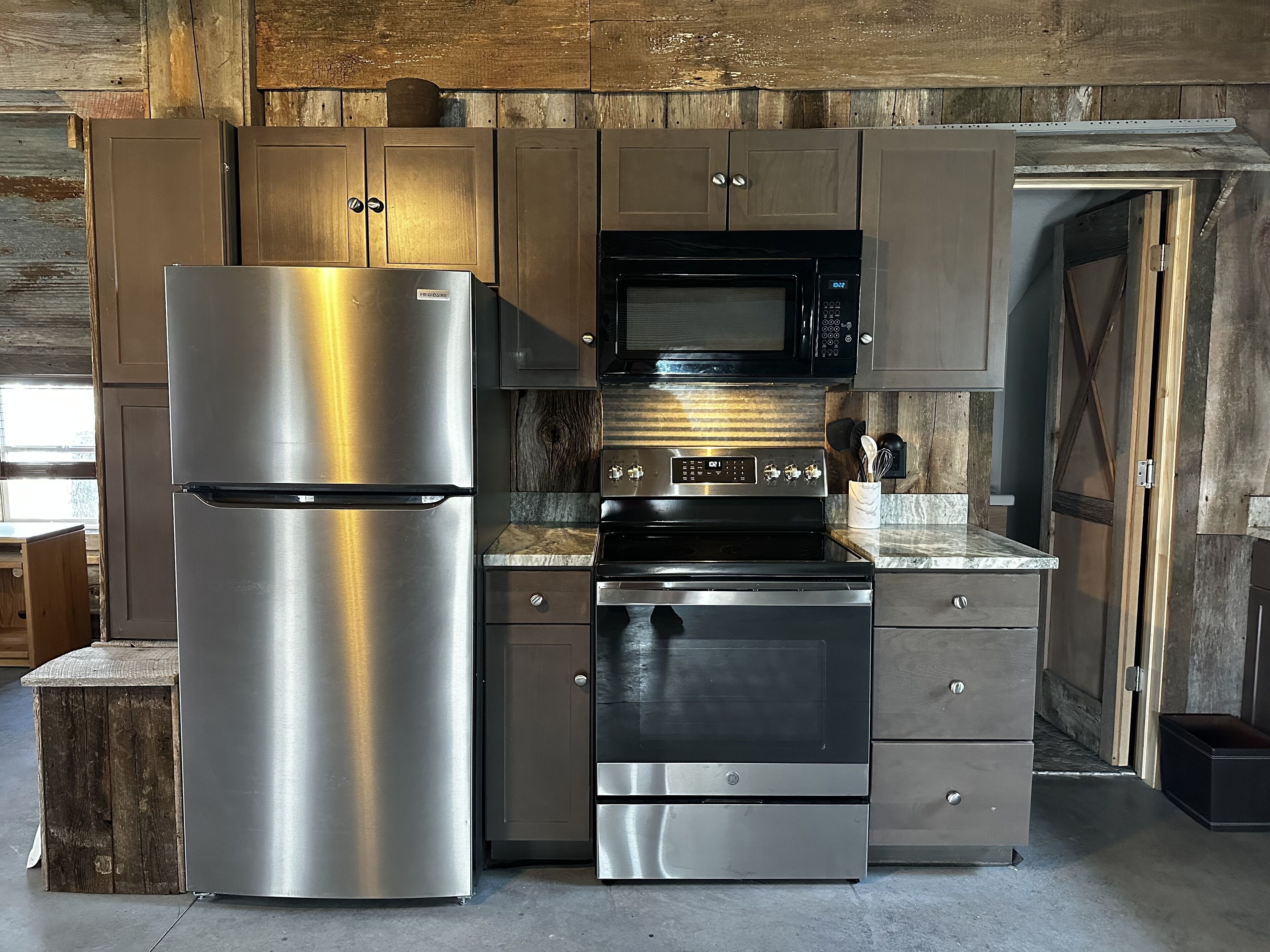 Coffee/tea maker, fridge, microwave, oven