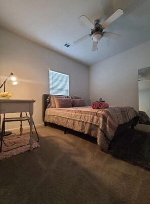 2 habitaciones, tabla de planchar con plancha, wifi y ropa de cama