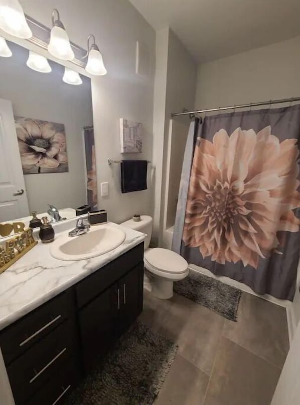 Regadera, toallas, jabón, papel de baño 