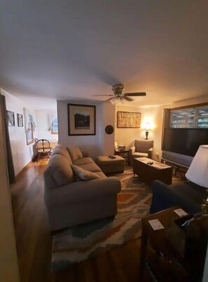 Een smart-tv en een dvd-speler