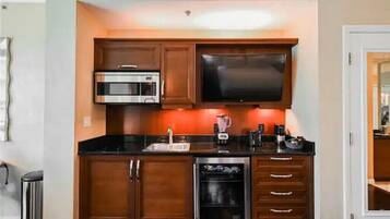 Refrigerador, microondas, placa de cocina, cafetera/tetera