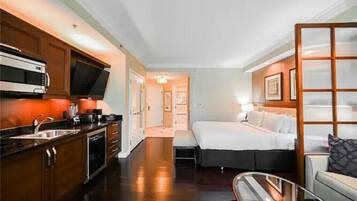 1 habitación, caja de seguridad en la habitación y escritorio