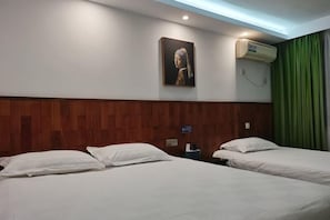 Une chambre d’hôtel avec deux lits, une tête de lit en bois, un tableau au mur, un appareil de climatisation et un rideau vert.