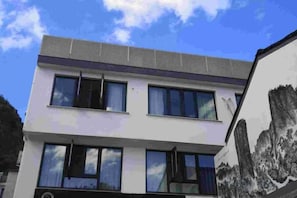Un bâtiment moderne à deux étages, doté de grandes fenêtres et d’un toit plat.