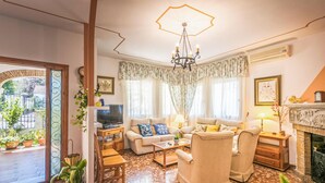 Una sala de estar acogedora con chimenea, asientos cómodos y un televisor.