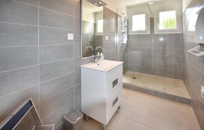 Shower, hair dryer - 3 bedroom beautiful home in Rognonas (Rognonas)