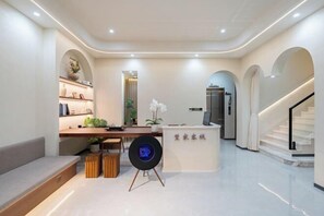 Un interior modern amb una taquilla d'admissió, una escala i una zona de seients.