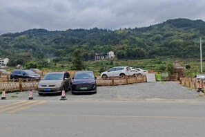 Free self parking - Huangjia Inn (Wuyuan)
