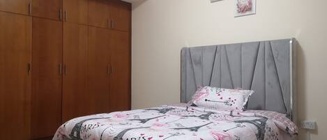 2 室のベッドルーム、WiFi、ベッドシーツ